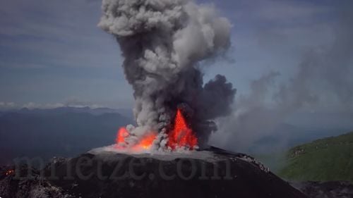A erupt vulcanul Ibu din estul Indoneziei