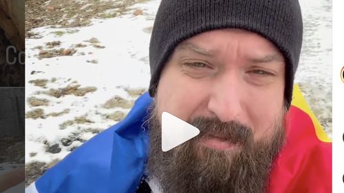 VIDEO Un american și-a luat cele patru pisici, mama și o prietenă și s-a mutat în România / A vândut tot în Florida și și-a cumpărat aici o casă / ”Aveam nevoie de o ieșire” / ”Sunt dependent de covrigi”