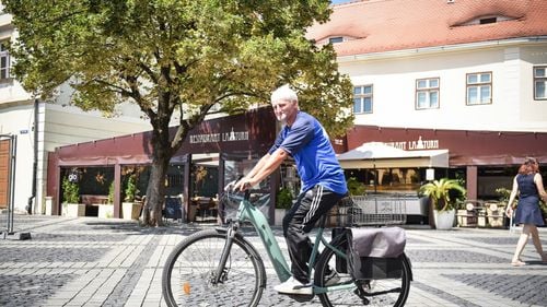 Un livrator din Sibiu de 56 de ani merge cu bicicleta din Asia, până în Africa / Anul trecut a parcurs peste 8.000 de km, vizitând toate județele țării și zece țări europene / ”România e foarte frumoasă, dar dacă ar fi și oamenii mai buni”