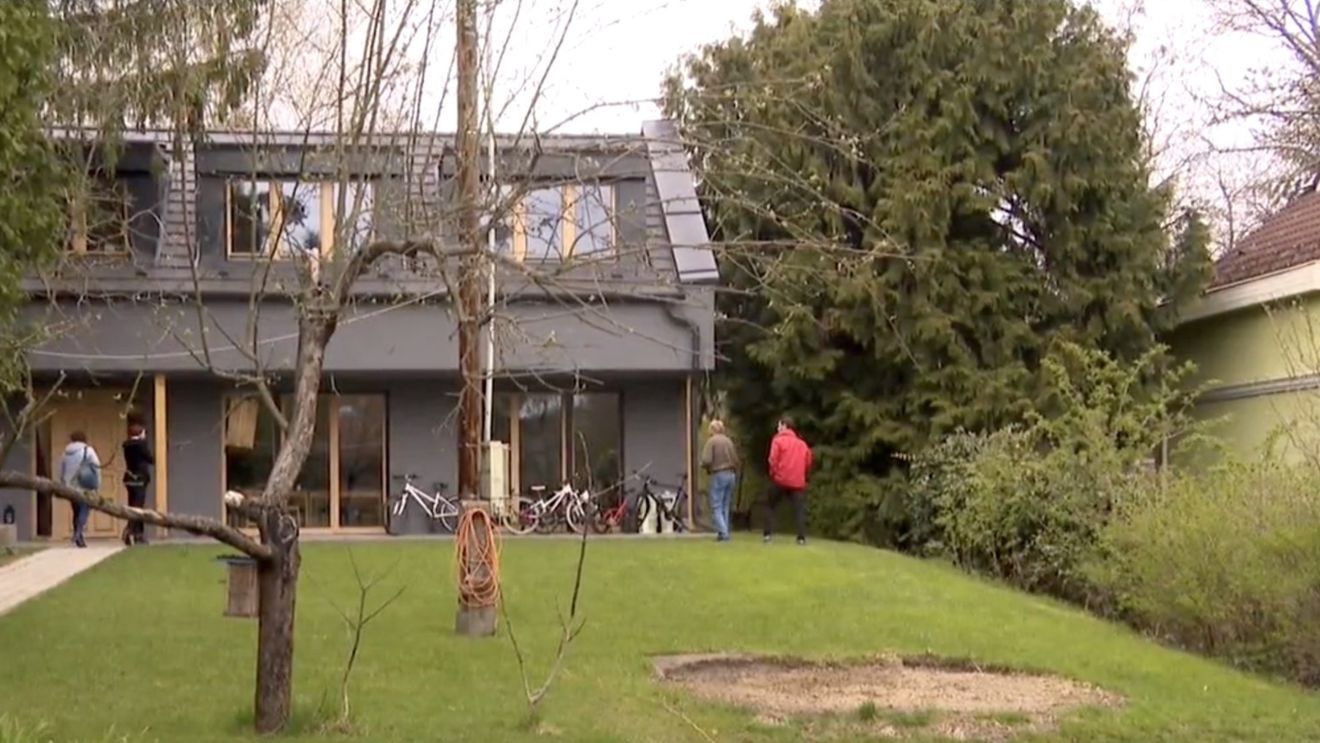 FOTO Bence Tordai, unul dintre opozanții lui Orbán, anchetat pentru că și-ar fi construit „vila de lux” prin încălcarea normelor urbanistice / Politicianul maghiar i-a acuzat pe jurnaliștii „fideszmedia” că-l hărțuiesc după ce aceștia s-au deplasat la casa lui: „A trebuit să-mi evacuez copiii, pentru că niciun părinte nu i-ar expune la așa ceva”