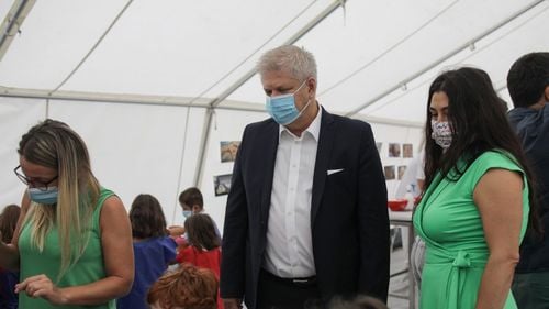 Zeci de copii, aduși cu autobuzul la un eveniment media al primarului-candidat al Sectorului 1, Dan Tudorache. A fost marcată “apropierea închiderii” unui program pentru preșcolari al primăriei