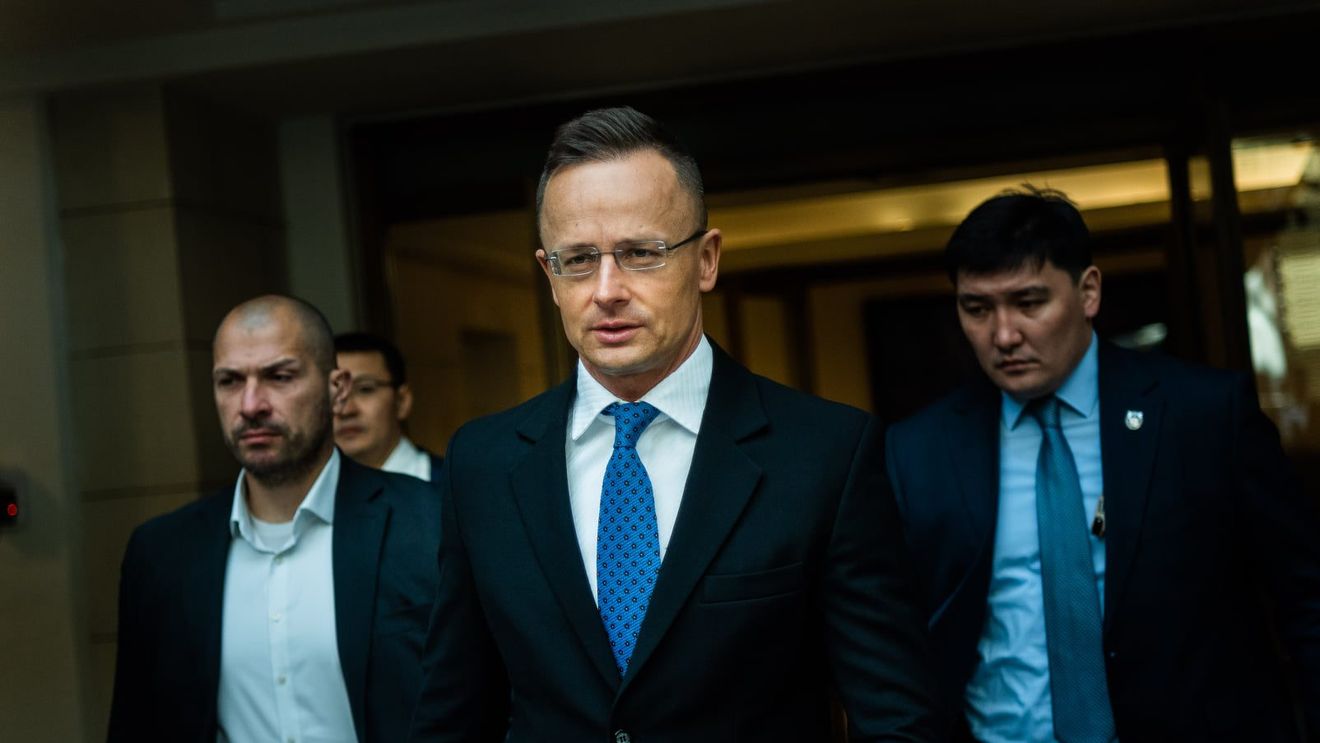 Szijjártó susține că Stoltenberg l-a informat că Alianța va convoca o reuniune a Comisiei NATO-Ucraina fără acordul Ungariei: „Încalcă unitatea NATO și procedura de unanimitate” / Budapesta blochează întâlnirea de șase ani