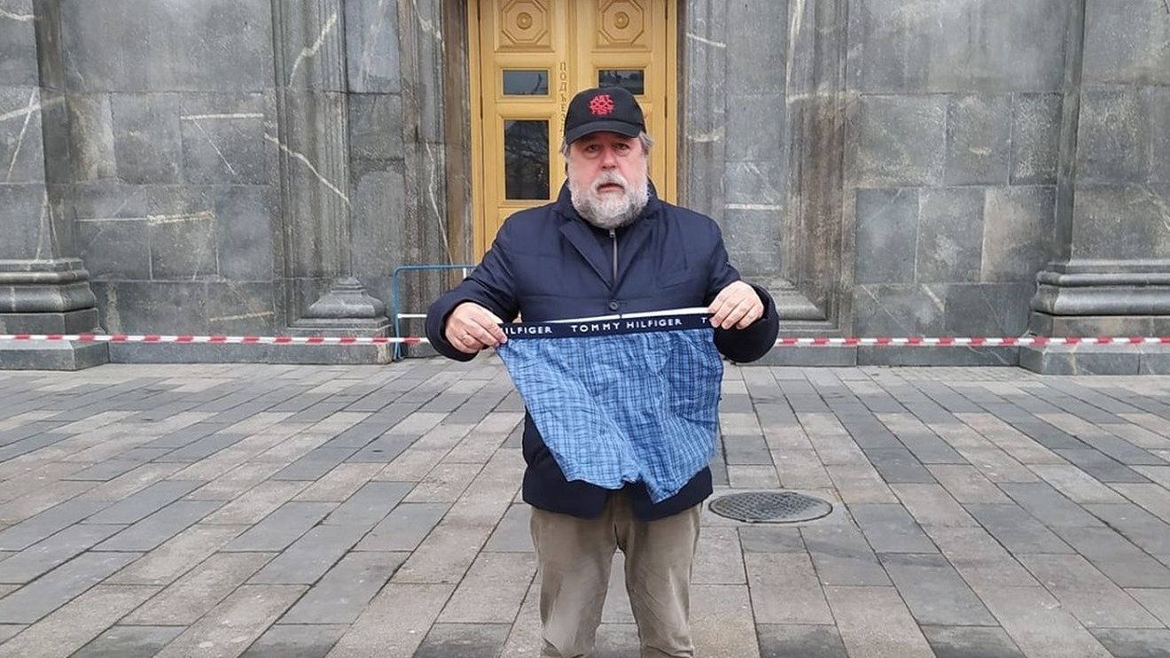 VIDEO Protest inedit la sediul FSB: Un cunoscut regizor rus, reținut după ce a afișat o pereche de chiloți în semn de solidaritate cu disidentul Alexei Navalnîi