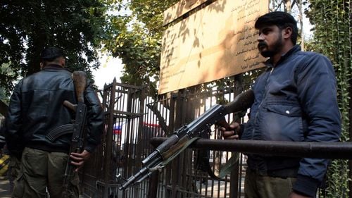 Peste 200 de deţinuţi au evadat dintr-o închisoare din orașul pakistanez Karachi profitând de panica provocată de cutremure