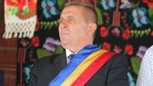 Primarul, viceprimarul și secretarul comunei Sânmihaiu de Câmpie din Bistrița, reținuți pentru turism electoral. Primarul Ioan Mate (PSD) a fost reales pe 9 iunie. Un vot costa 700 de lei