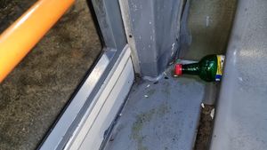 FOTO Inspectorii ANPC se află în control în mijloacele de transport în comun din Capitală / Podele nespălate, rugină, scaune deteriorate