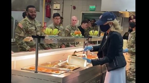 VIDEO Jill Biden a servit mâncare militarilor americani din Baza de la Mihail Kogălniceanu