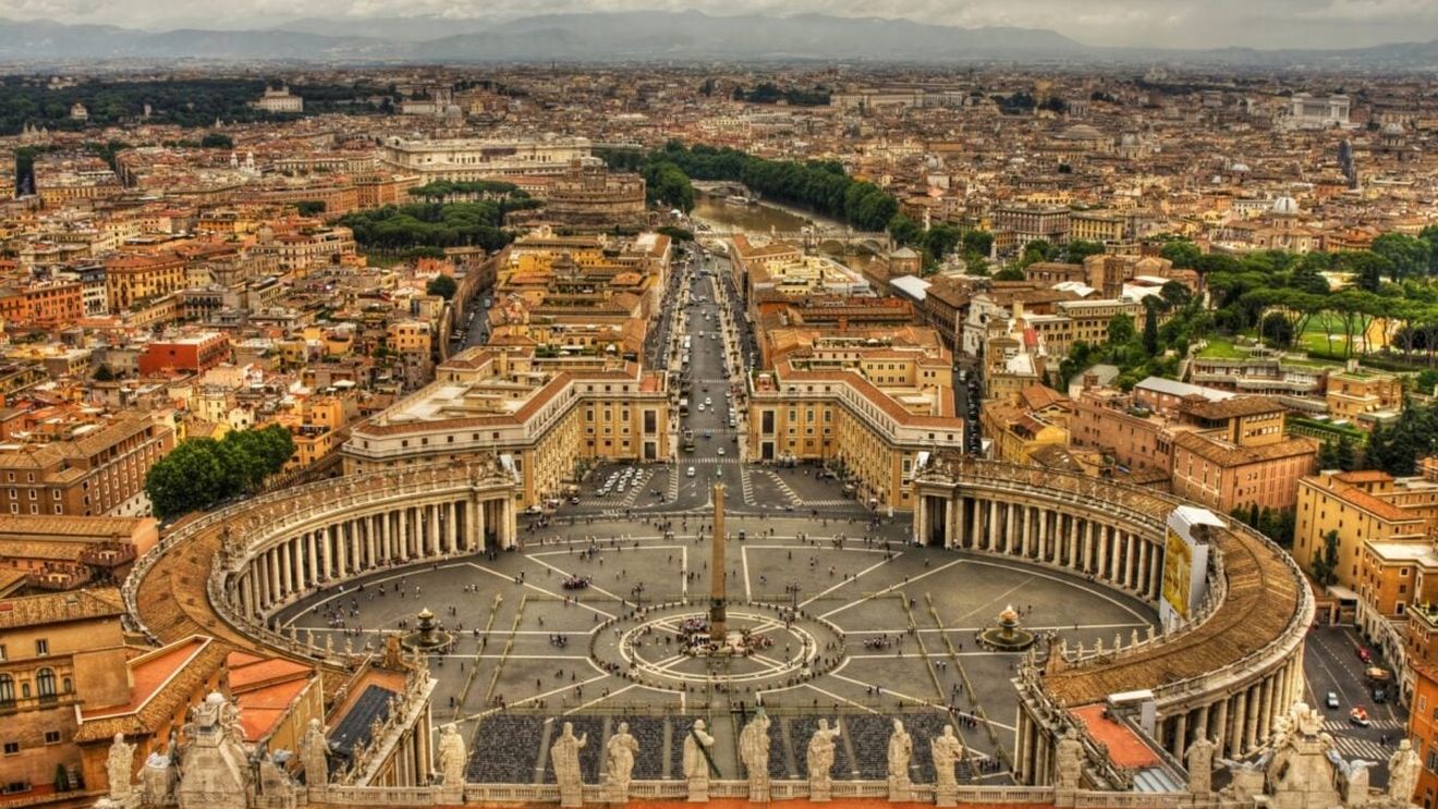 Banca Vaticanului a concediat un cuplu de tineri căsătoriți pentru încălcarea unei noi interdicții privind căsătoria la locul de muncă/ Supranumiți „Romeo și Julieta” de presa italiană, au refuzat amândoi să demisioneze pentru ca celălalt să-și păstreze postul