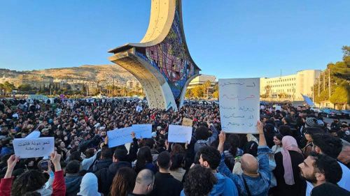 Mii de sirieni alawiţi protestează în stradă, un manifestant ucis. Groapă comună lângă Damasc. Noua putere distruge droguri