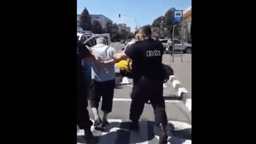 VIDEO Un șofer de autobuz din Bacău a fost încătușat pentru că a refuzat să se legitimeze și nu purta mască