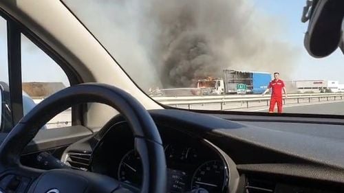 VIDEO Un TIR a luat foc pe autostrada A1 București - Pitești