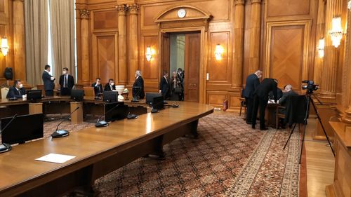 ULTIMA ORĂ Deputații au votat cu o majoritate covârșitoare pentru ridicarea imunității lui Nicolae Bănicioiu, fost ministru în Guvernul Ponta, acuzat de luare de mită și trafic de influență / Un singur deputat de la Pro România a fost prezent la vot