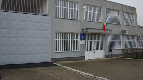 Un polițist de la penitenciarul Arad a fost găsit împușcat în postul de control. Procurorii iau în calcul varianta sinuciderii