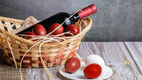 Masa de Paște, în câteva cifre: Cum stăm la consumul și producția de carne de oaie, ouă și vin?
