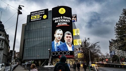 Protest inedit inițiat de Declic: Panouri stradale cu premierul Ciolacu în care se cere interzicerea reclamelor la jocuri de noroc și pariuri sportive / ”Am zis să le facem pe plac și să facem și noi reclamă”