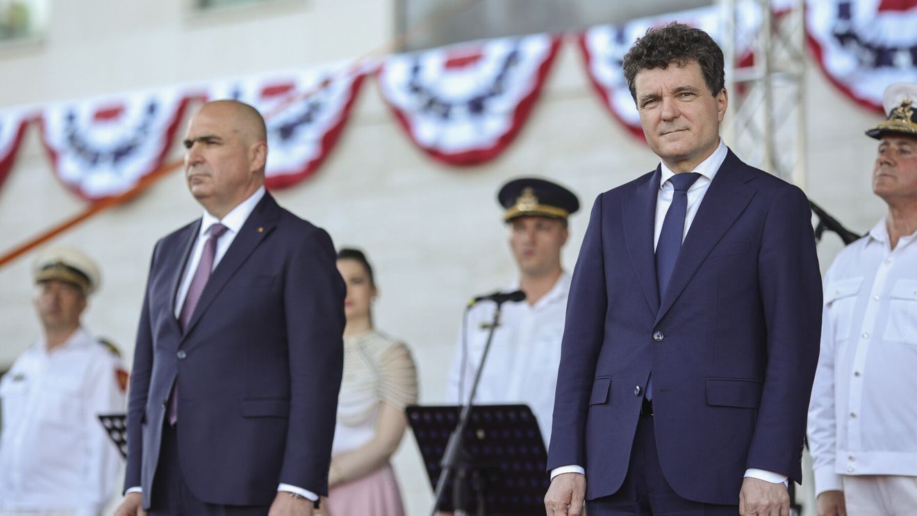 FOTO Ilie Bolojan și Nicușor Dan împreună la recepția Ambasadei SUA, la o oră după ce premierul a anunțat creșterea TVA, respinsă categoric de președinte în campania electorală / George Simion, prezent și el la ambasadă