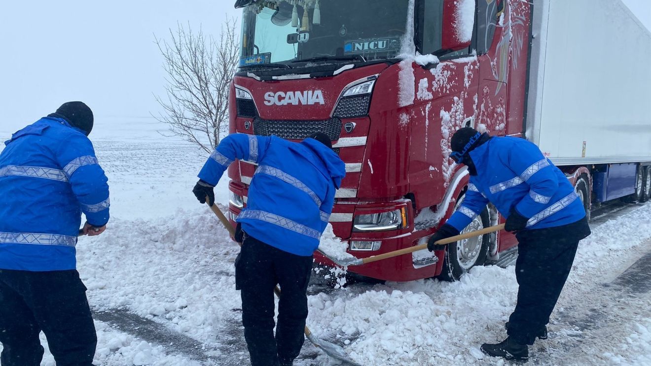 Se circulă în condiții dificile de iarnă pe mai multe drumuri din țară / Tiruri blocate pe DN76 din cauza zăpezii