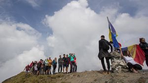 Fenomen de weekend: Coadă de turiști la poze pe vârful Moldoveanu