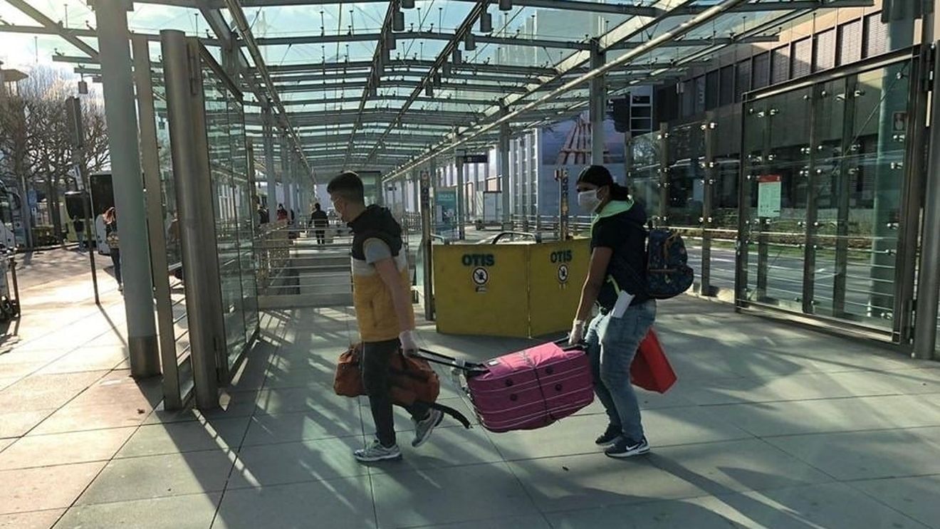 Le Monde: România nu reușește să stopeze emigrația masivă care îi penalizează economia / Cinci milioane de români au migrat în Europa și companiile care investesc în țară se chinuiesc să recruteze angajați