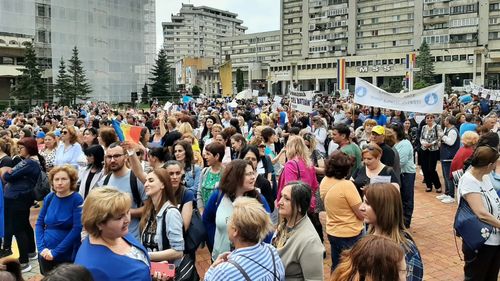 FOTO VIDEO Protest amplu la Pitești. Profesorii au cerut demisia ministrului Educației și a guvernului / S-a scandat “Nota 4 la purtare pentru guvernare!”