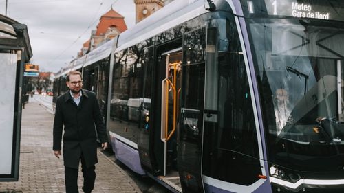 Dominic Fritz anunţă restructurarea Societăţii de Transport Public din Timișoara, care va include şi concedierea unor angajaţi din sectorul administrativ / În acelaşi timp, STPT va avea o creştere pe partea operativă, adică şoferi, vatmani