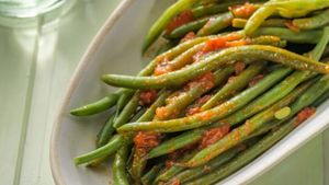 VIDEO | Rețetele Juanitei | Fasole verde cu sos de roșii și usturoi, un preparat foarte simplu, dar în același timp și extrem de versatil/ Poate fi gătit vegan sau cu carne, cu variate condimente