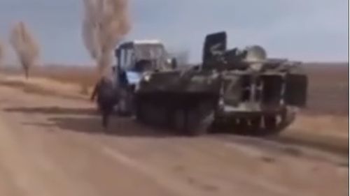 UPDATE Dispută în jurul tancului preluat de romi de la ruși: ”A fost confiscat, nu furat”, susține organizația ROMEA din Cehia