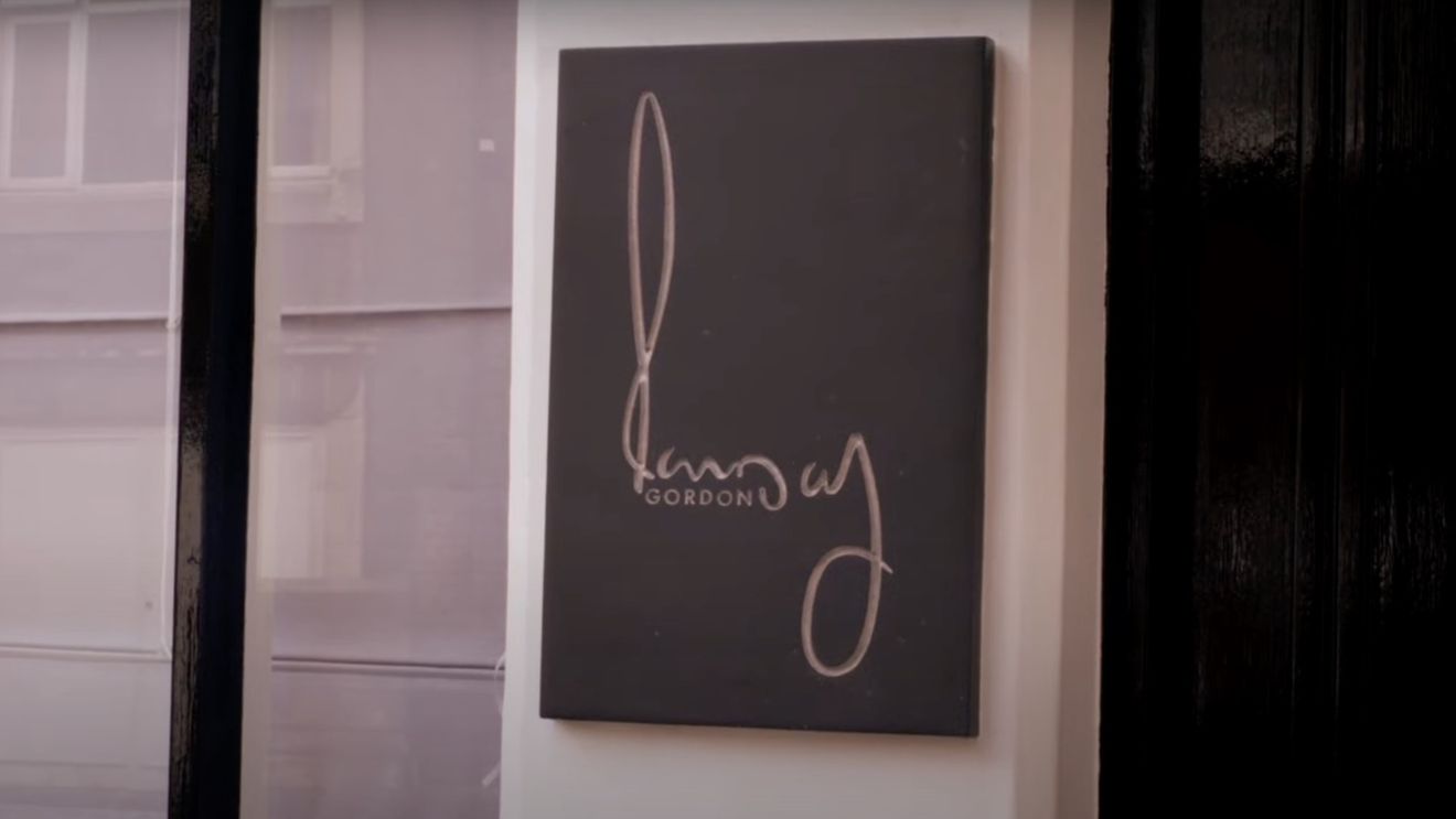 Londra: Militanți ecologiști au ocupat restaurantul de trei stele Michelin, deținut de Gordon Ramsay: „Printre felurile de mâncare regăsim carne de vită şi friptură, care au cea mai mare amprentă de carbon şi care utilizează cele mai multe terenuri pentru creşterea animalelor”