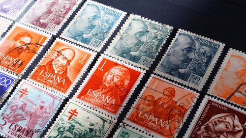 Un grup de pensionari sunt ultimii membri ai unicului club de filatelie din Oradea / "În urmă cu 30 de ani, clubul avea 3.000 de membri. Acum, n-are nici 30. (…) Numai boșorogi„ / ”Tinerii nu mai sunt interesaţi de filatelie, de când au apărut telefoanele”