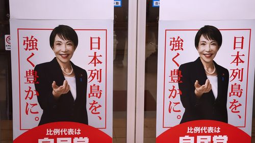 Paradoxul lui Sanae Takaichi: “Doamna de fier” a Japoniei care i-a cucerit pe tinerii niponi în timp ce omagia criminali de război