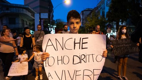 Papa Leon, vizită simbolică în inima regiunii unde Mafia napoletană arde ilegal de decenii deșeuri toxice și îmbolnăvește sute de mii de localnici