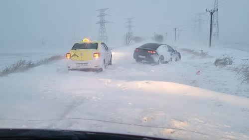 Primul viscol al sezonului a lovit toată regiunea: Un mort și zeci de răniți, sute de localități fără electricitate în România, Bulgaria și Republica Moldova