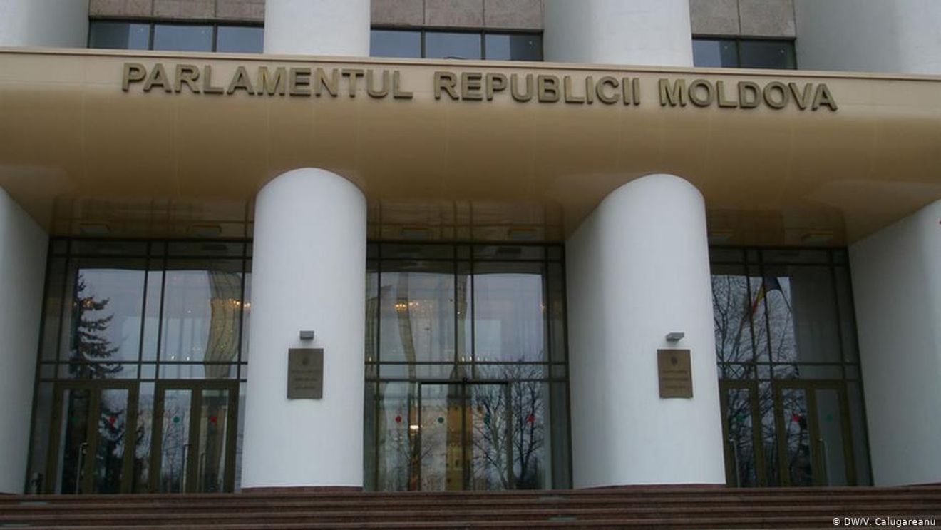 KOMMERSANT: Republica Moldova s-a împărţit în două puteri / Criza politică din republică poate duce la revolte de stradă