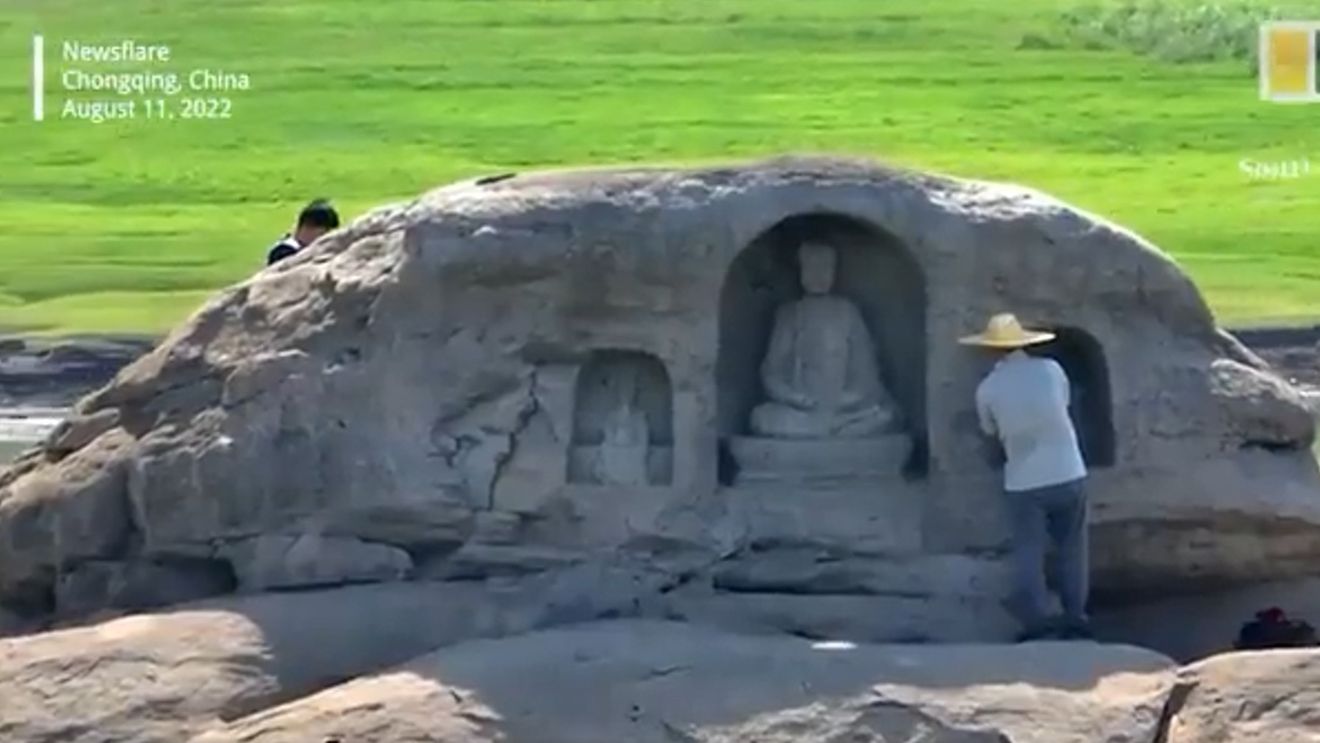 VIDEO Nivelul scăzut al fluviului Yangtze din China scoate la iveală statui budiste vechi de 600 de ani
