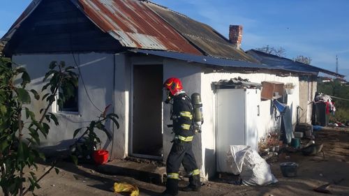 Un incendiu violent a izbucnit în Argeș/ O femeie de 19 ani și un bărbat de 38 de ani au fost găsiți carbonizați/ Un copil de un an și jumătate a fost găsit în viață