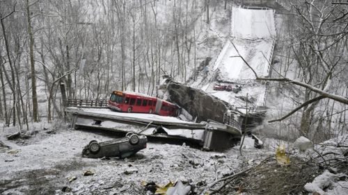 Un pod rutier se surpă la Pittsburgh, înaintea unei vizite a lui Joe Biden/ Mai multe mașini blocate, nimeni nu a fost rănit grav / A fost secționată o conductă de gaze naturale