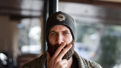 Medici: Radeți-vă barba și mustața / Virusul rezistă câteva ore în părul facial