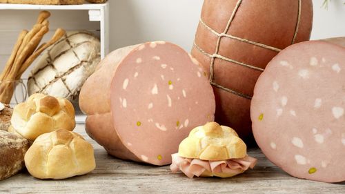 Mortadella italiană sărbătorește 364 de ani și este omagiată prin intermediul imaginilor din filmele în care a fost protagonistă