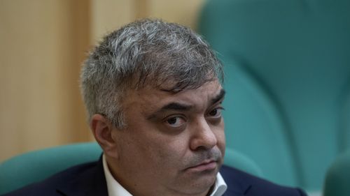 Cristian Plută, adjunctul Administrației Spitalelor București care ar fi vizat de perchezițiile DNA, a dobândit trei terenuri, o casă și a strâns 25.000 de euro în doi ani, în timp ce era directorul de investiții al instituției / A fost denunțat de șefa instituției / Cum au rămas la șefia instituției oamenii promovați de PSD cu ajutorul viceprimarului USR Horia Tomescu