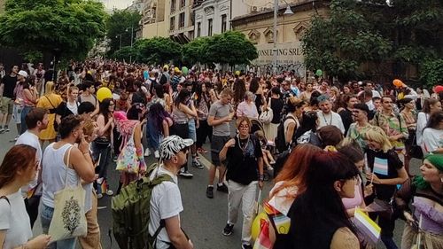 VIDEO și FOTO Mii de participanți la Bucharest Pride 2023: „România educată, nu discriminată” / Ambasadorul britanic, între participanți / Câteva persoane cu mesaje anti-LGBT pe traseu