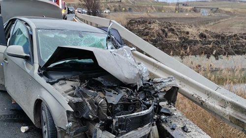 Accident la Constanța între un autoturism şi un microbuz cu 7 pasageri / UPDATE Cinci persoane au fost transportate la spital, altele fiind încă în evaluare