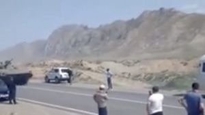 VIDEO Conflict armat, soldat cu 41 de morți, la granița dintre Kârgâstan și Tadjikistan. Totul a pornit după ce tadjicii au instalat o cameră de supraveghere pe graniță, iar sătenii din ambele țări s-au luat la bătaie cu pietre