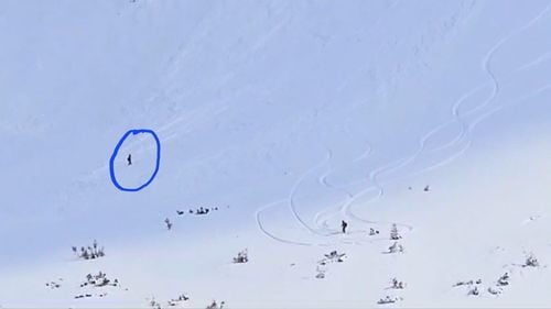 VIDEO Schioare surprinsă de avalanşă în Munţii Rodnei /  Târâtă până la poalele muntelui, a scăpat cu viaţă / Salvamont: Norocul a făcut să poată ieşi teafără de sub zăpadă