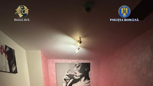FOTO Percheziții DIICOT la clubul The Buddhist din Capitală / Patronul clubului este suspectat de trafic de persoane și spălare de bani / Ar fi obținut alături de complicii săi peste 19 milioane de lei din exploatarea sexuală a unor tinere