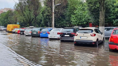 Cod portocaliu de ploi abundente în 11 judeţe; Cod galben în mare parte din ţară, inclusiv pe litoral