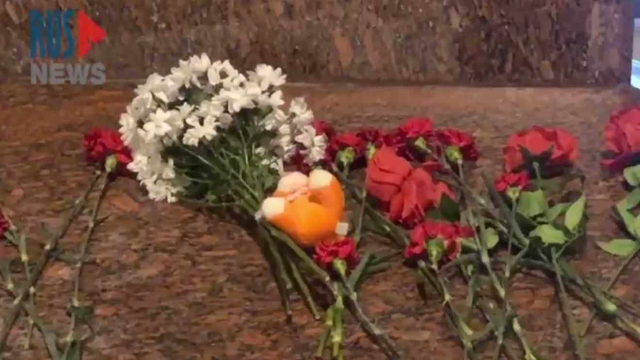 VIDEO În Moscova, o persoană necunoscută a adus flori și o jucărie în memoria celor uciși în Dnipro