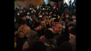 VIDEO Revoltă împotriva comunității de romi din Bolintin Vale. Zeci de localnici au ieșit în stradă după moartea unui taximetrist care a fost lovit în cap cu o piatră