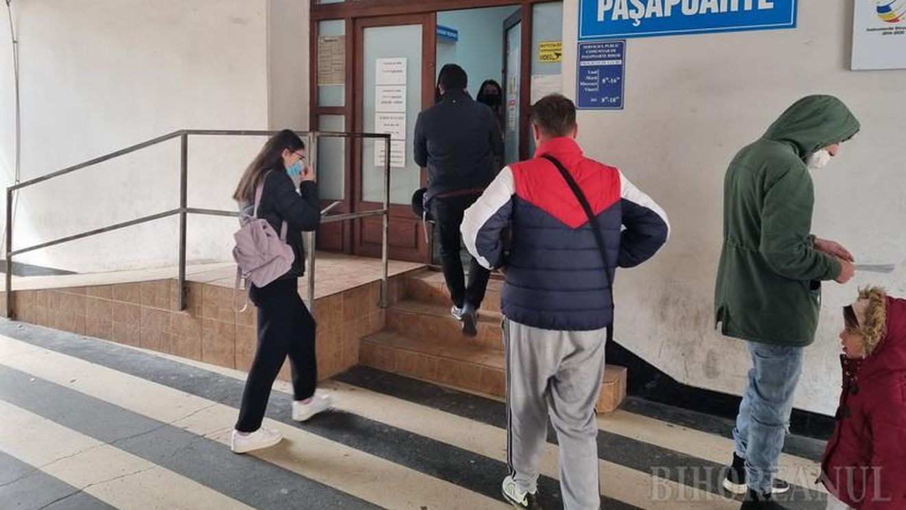 Românii iau cu asalt Serviciile de Pașapoarte / Cererile pentru eliberarea pașapoartelor aproape s-au dublat