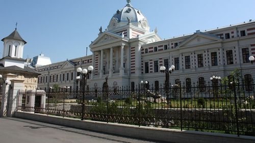 EXLUSIV O firmă al cărei patron era concubinul șefei de la achiziții din Spitalul Colțea a primit contracte pe bandă rulantă din partea unității medicale. Managerul Spitalului: ”Nu am știut. Nu a fost corect”