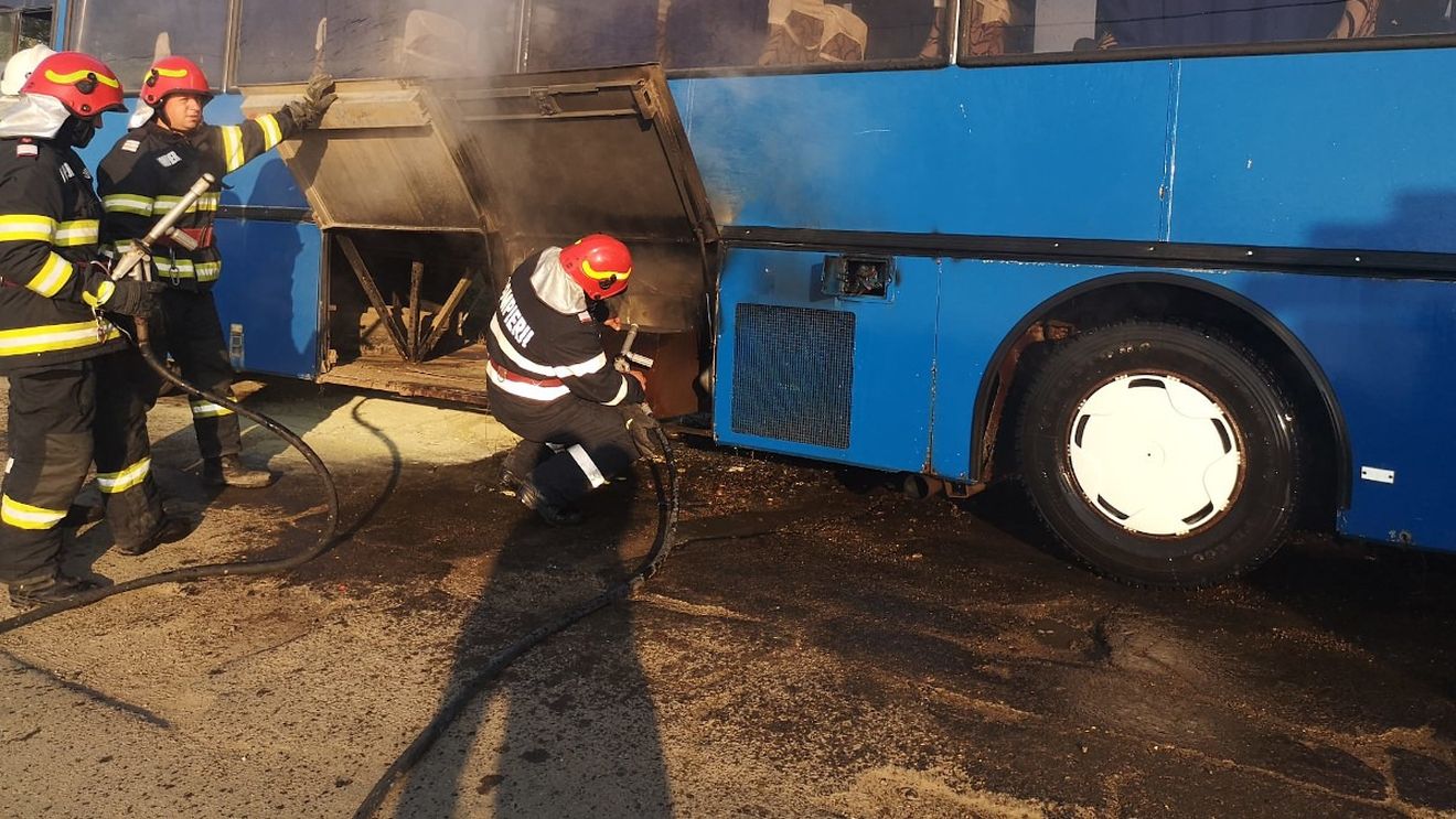 Un autocar cu 21 de copii a luat foc în județul Botoșani/ Incendiul ar fi izbucnit din cauza unui scurtcircuit